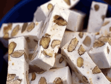 شیرینی نوقا تبریز با طعم اصیل و بافت نرم و خوشمزه